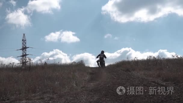 摩托车越野赛车手在比赛中视频