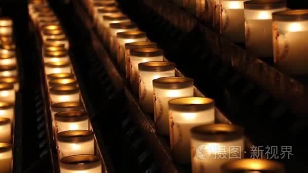 在巴黎圣母院的祈祷蜡烛法国视频