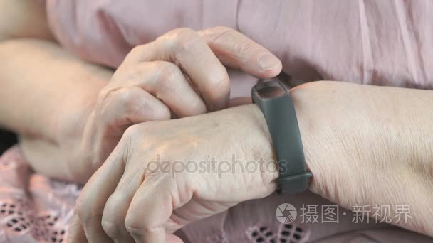 女人谈的脉搏监测仪腕带视频