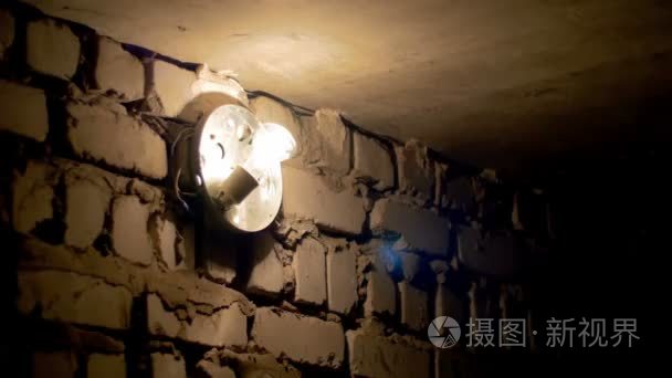 白炽灯泡灯关闭或向上在石墙上