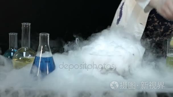 化学反应特写视频