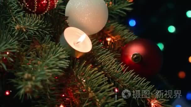 圣诞蜡烛在圣诞树上的花环视频