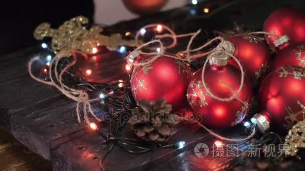 圣诞树，圣诞装饰，在黑色的背景，散景，光，松果花环