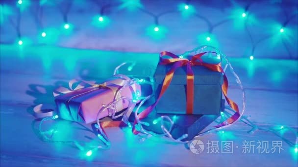 圣诞礼品盒用蓝色花环的特写视频