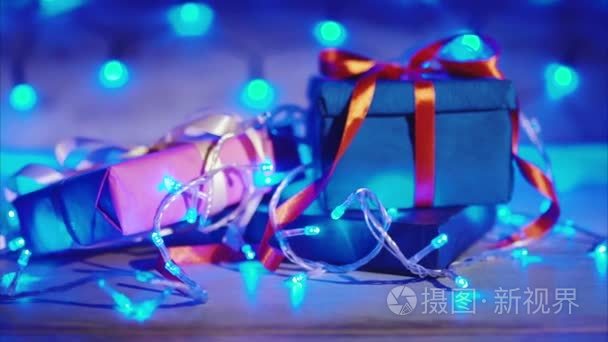 礼品盒用明亮的蓝色花环。圣诞节和新年的概念
