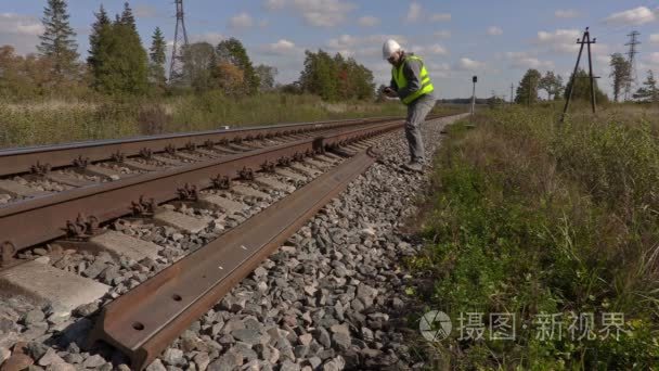 铁路工人拍照的铁轨视频