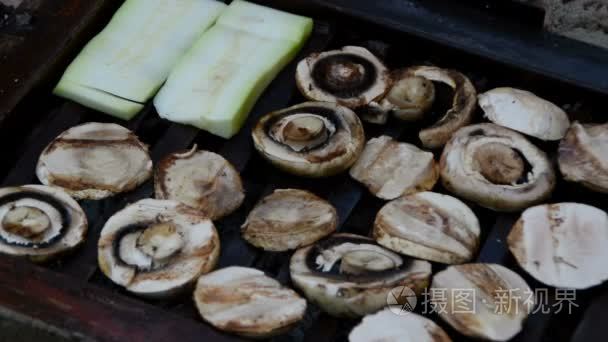 蘑菇和西葫芦在烤架上视频