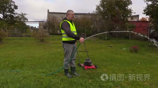 园林绿化工人浇水草坪视频