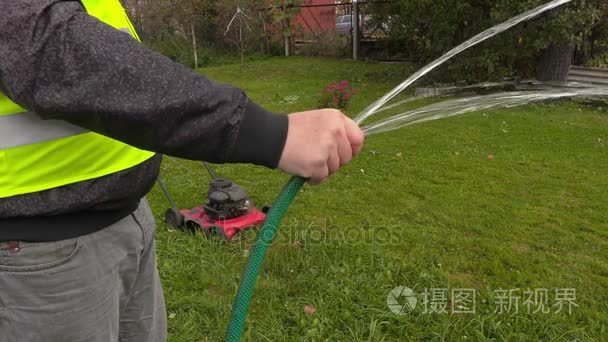 园林绿化工人与水软管视频