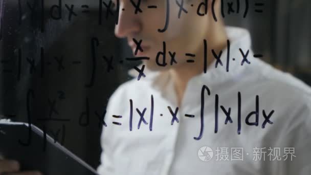 科学家写在黑板上的数学公式