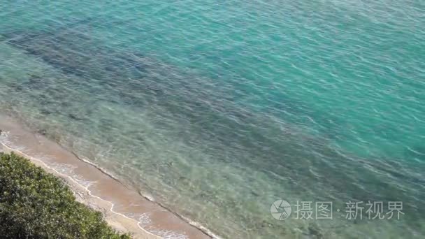 关于沙滩海中的软波浪视频