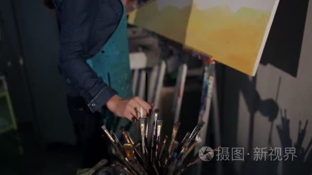 女孩的艺术家用油画颜料视频