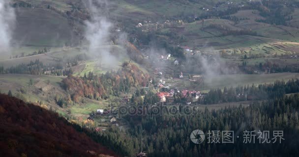 晨秋雾上文山村