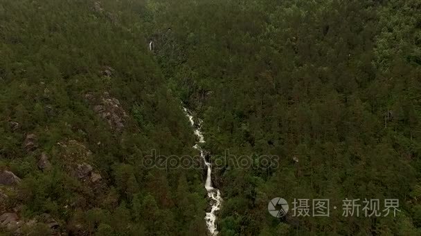 在山中的小溪上的瀑布。挪威