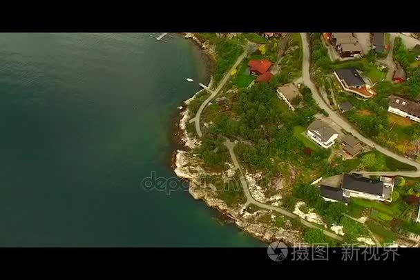 如诗如画的挪威村庄。海岸线长。查看从 quadrocopters