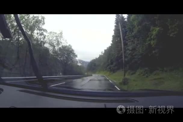 在挪威的道路上一辆轿车