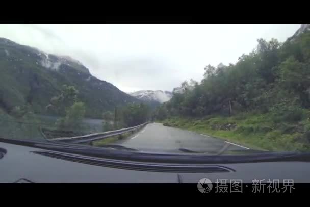 在挪威的道路上一辆轿车视频