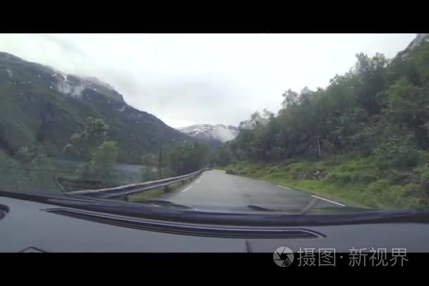 在挪威的道路上一辆轿车