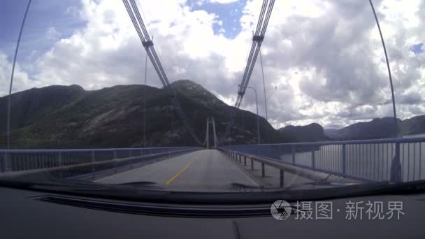 汽车越过大桥在挪威