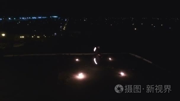 在城市的背景下 Fireshow