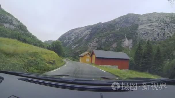 在挪威的道路上一辆轿车