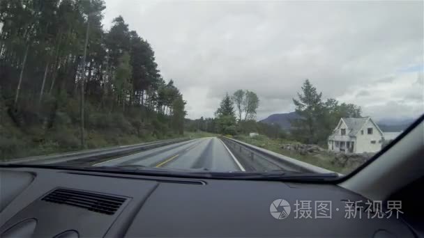 在挪威的道路上一辆轿车视频