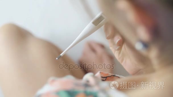 生病的女孩感到温度计视频