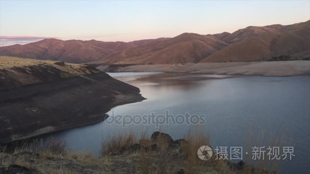 在日落时的幸运峰湖坝视频