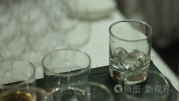 威士忌倒入加冰在聚会上玻璃视频