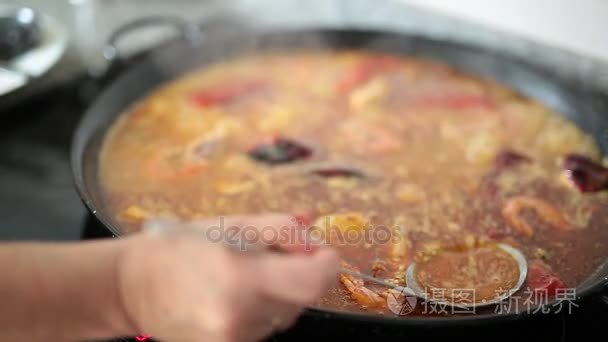 西班牙海鲜饭烹饪电炉上