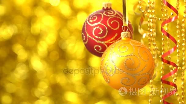 摇摆的红色和金色圣诞球。新年装饰。模糊的金色景。00186s