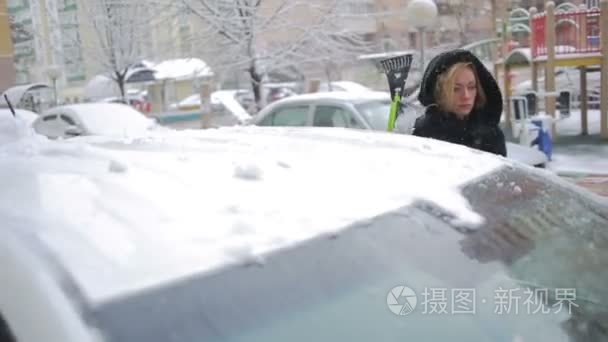 女人清洗车从雪视频