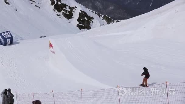 俄罗斯索契2016 年 4 月 1 日 滑雪板使极端翻转从跳板。山脉。滑雪胜地。摄影师视频