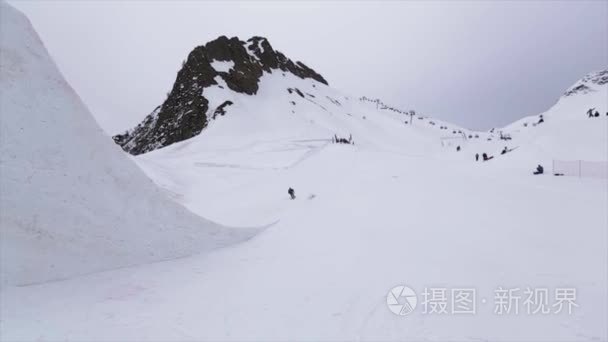 索契，俄罗斯2016 年 4 月 4 日 滑雪者从高跳板上跳，使极端翻转与交叉脚。滑雪胜地视频