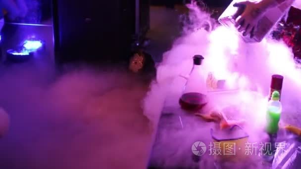 化学表演在党与厚厚的白色蒸汽视频