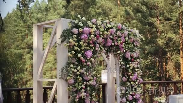 拱的婚礼用花来装饰视频