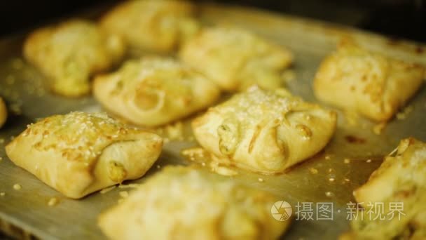 煮熟的烤箱奶酪烤饼视频