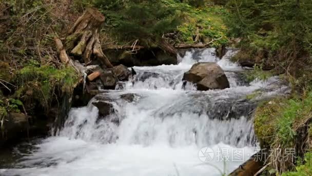 运行过岩石的小山河视频