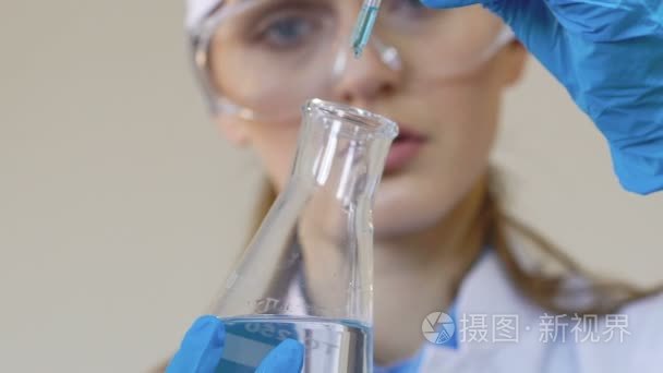 医学研究学生使用实验室移液管视频