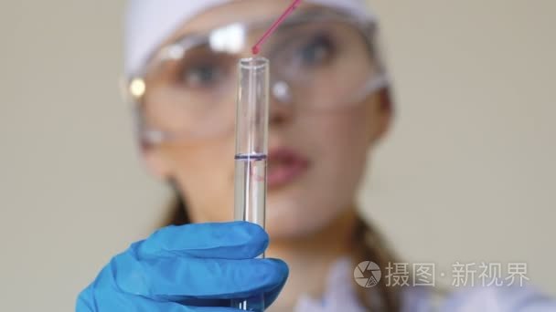 医学研究学生使用实验室移液管视频