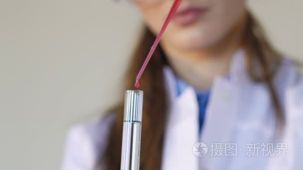 医学研究学生使用实验室移液管视频