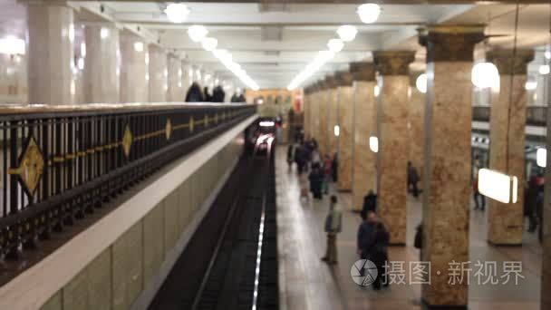 顶视图的人群在地下地铁站，人们来到莫斯科市地铁