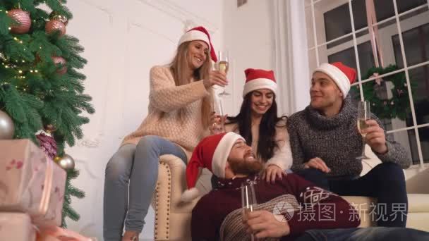 妇女和男子在圣诞节享受喝视频