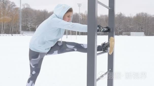 在户外冬季健身锻炼的年轻姑娘视频