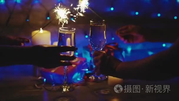 情侣敬酒香槟圣诞节场景与烟火视频