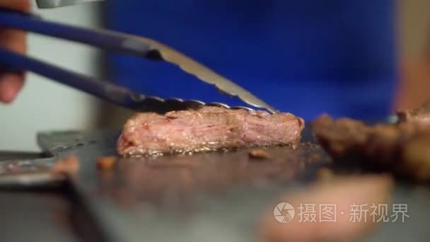 用锋利的金属刀切割牛肉牛排视频