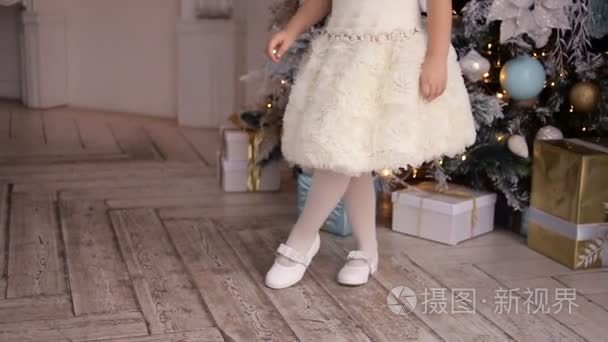三岁在白色衣服跳舞的小女孩视频