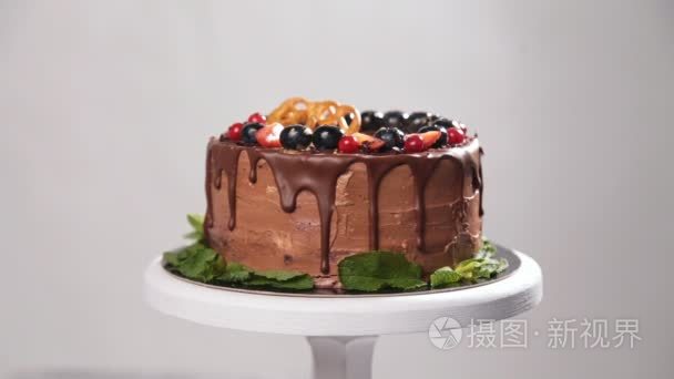 新鲜草莓与巧克力蛋糕视频