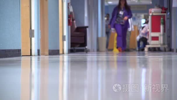护士走在医院的走廊视频