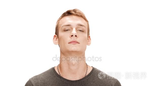 紧张的年轻英俊的男人冷静下来在白色的背景短视频